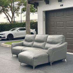 🛋️ Sectional Sofa/Couch - LIKE NEW - Leather - Delivery Available 🚛