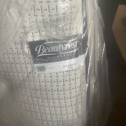 Simmons Beautyrest queen medium plush Pacific 500 mattress and boxspring Or Queen Adjustable premium package lightweight