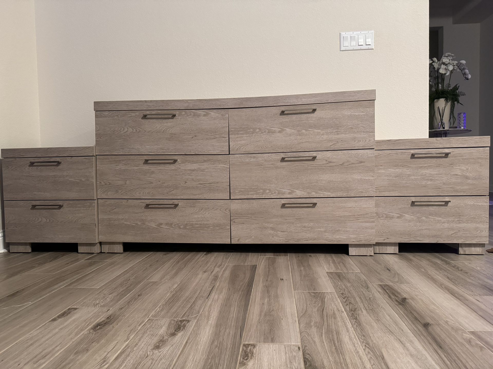 Stylish Grey/Beige Dresser Set: Perfect Addition to Your Bedroom!