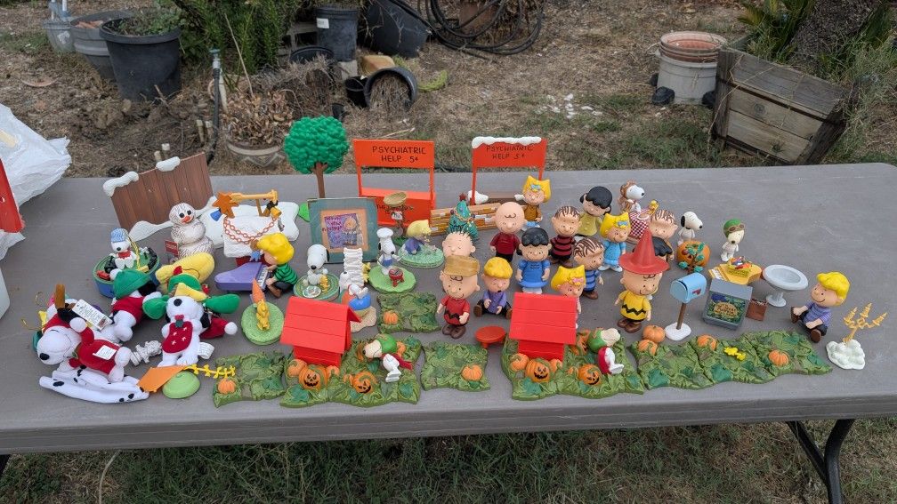 Lot of Vintage Peanuts Toys Collectibles Snoopy Charlie Brown Holiday Figurines