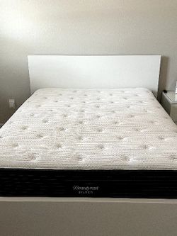 QUEEN MATTRESS LIKE NEW