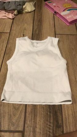 M Women’s white tank top