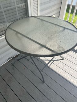Round glass table Free