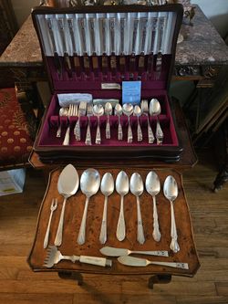 Beautiful Vintage Oneida Community Silver Plated Flatware Set ! Extra Pieces ! 96 Total ! Mahogany Case ! Circa 1945 ! Classy !