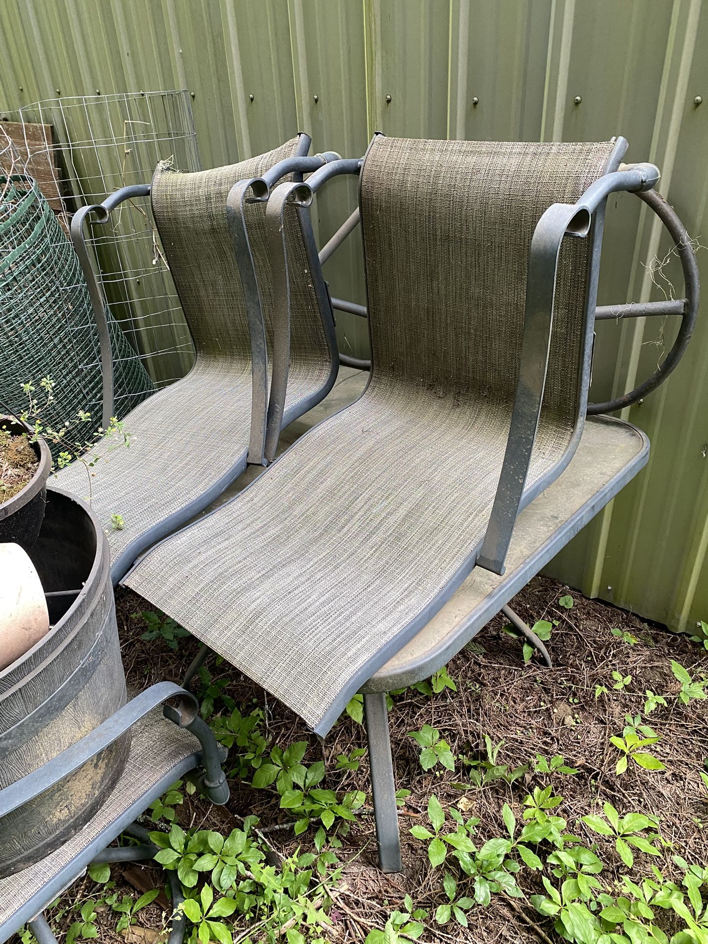 FS: Outdoor Patio Table And Chairs (3)
