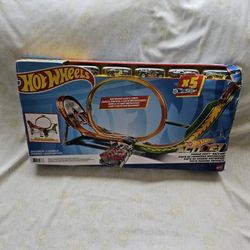 Hot Wheels Motorized Raceway Track Set With Cars 5 Cars Sealed Box New Have Damaged Box Corners But Still Sealed Box New 