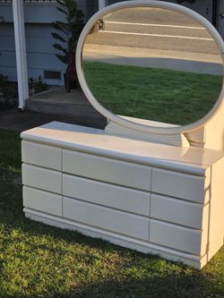 ✨Broyhill Cream Laminate Dresser & Mirror with Gold Trim ✨