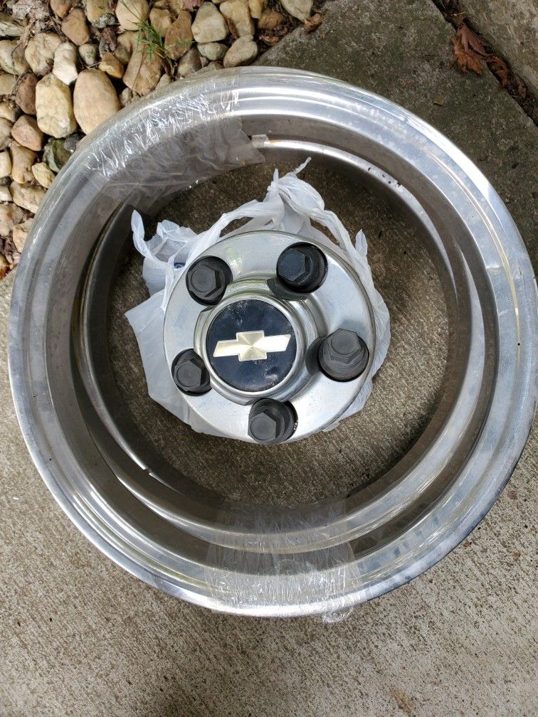  15" GM Beauty Rings & 5 Bolt Center Caps