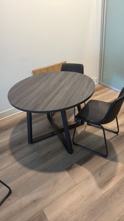 Round Dining Table Set – Excellent Condition