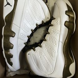 DS NEW JORDAN 9 STATUE SIZE 9.5