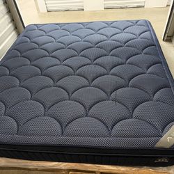 Like New Dreamcloud Luxe Hybrid King Mattress