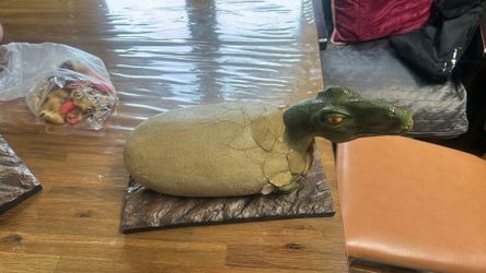 Dinosaurs velocisaurus hatching