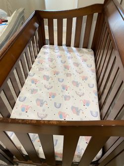 Convertible Baby Crib and Matching Changing Sation
