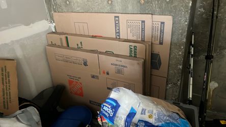 Two extra large  a grande large and five large U-Haul boxes