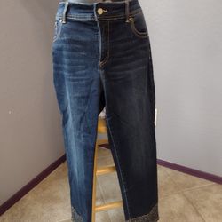 Chico's size 1(m/8) so slimming ankle jeans with blinged ankle cuff
72% cotton, 14% rayon, 13% polyester and 1% spandex

Not item related seller inven