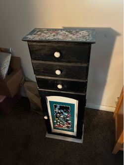Jewelry dresser