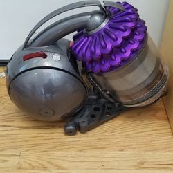 NEW cond DYSON ANIMAL BIG BALL  , VACUUM  , WITH ATTACHMENTS  , AMAZING SUCTION  , WORKS EXCELLENT  , IN THE BOX 