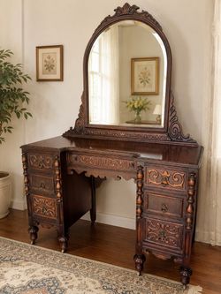 Antique dressing make up table  smolid wood