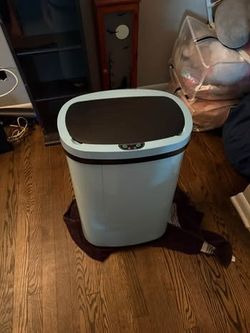 Baby blue automatic trash can (READ DESCRIPTION)