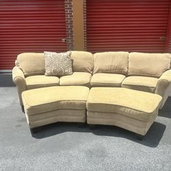 🔥 $160 Sectional Couch – Steam Cleaned! (Delivery Available) 🔥