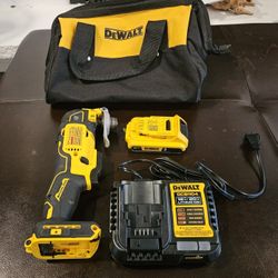 DEWALT
20V MAX XR Cordless Brushless 3-Speed Oscillating Multi Tool, 
 4 Amp Output 12v / 20v Battery Charger and used 2ah battery with bag.