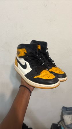 Air Jordan 1 Retro High Yellow Toe