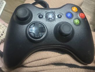 Preowned black Xbox 360 wired controller features the iconic console's "Guide" button in the center. Preowned in great condition . Knobs don’t stick a