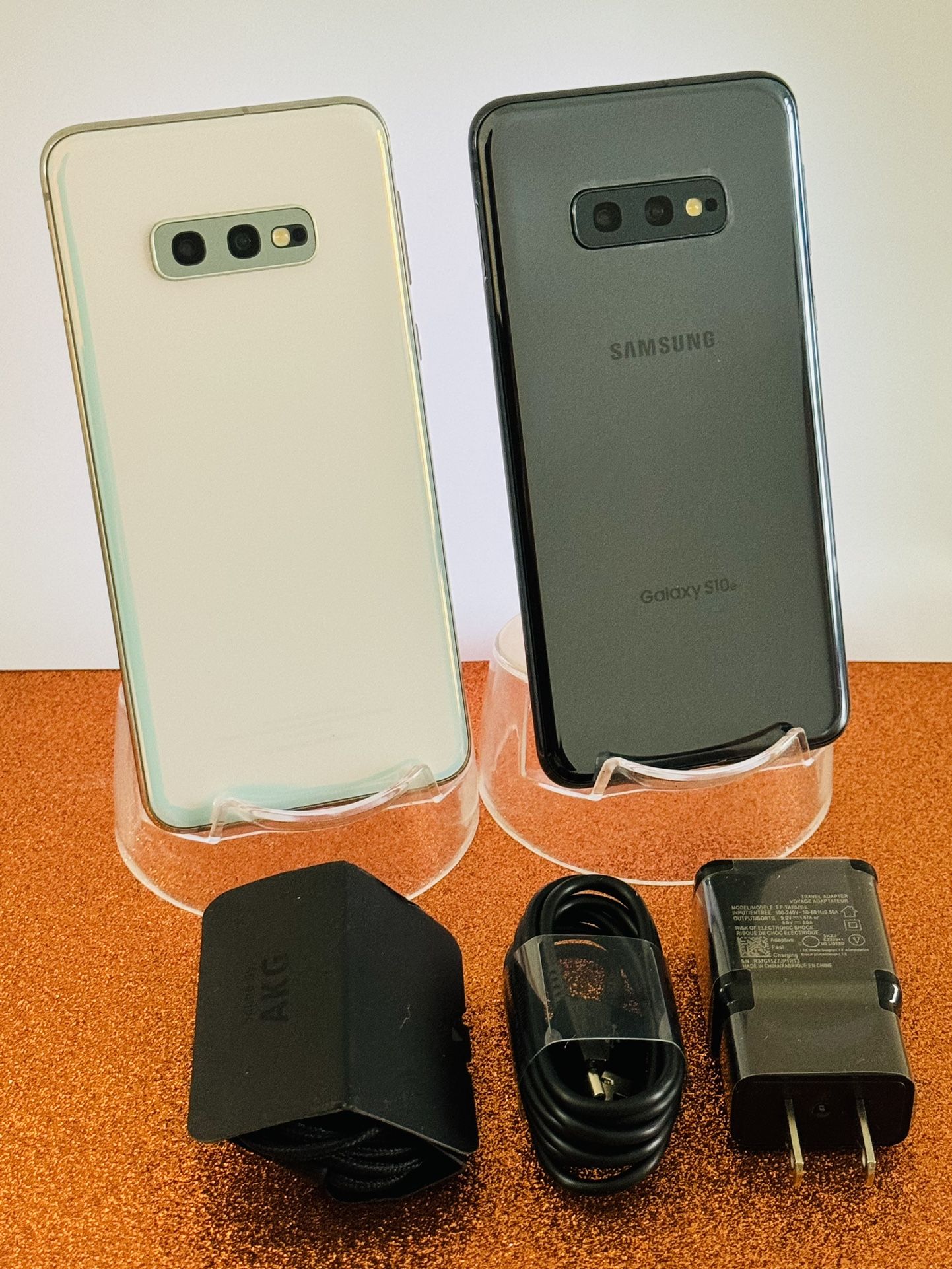 Samsung Galaxy S10e (128gb) Black / White UNLOCKED