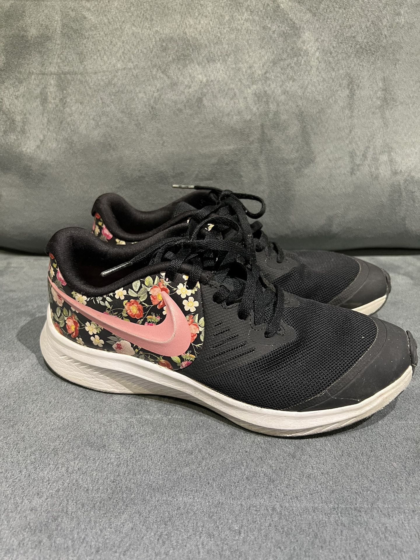 Nike Runner floral 4Y for Sale in Eastchester, NY - OfferUp