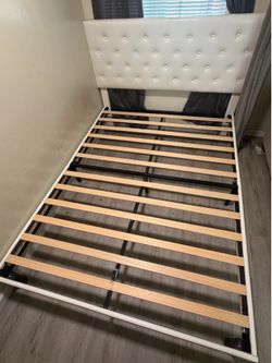 Queen size white bed frame./ queen plataforma Blanca