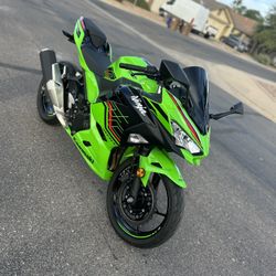 2023 Kawasaki Ninja 400 KRT Edition 