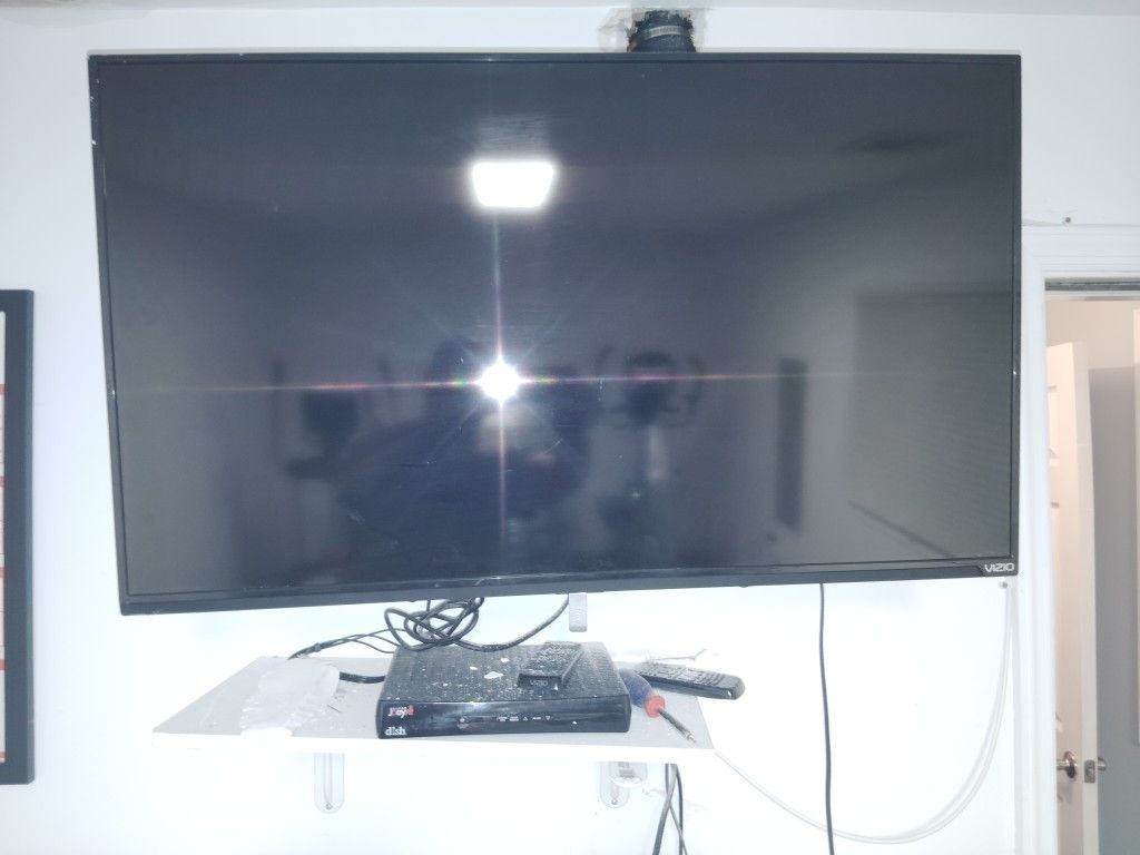 40 Inch Vizio Flat Screen With Sanus Extendable Adjustable Wall Mount