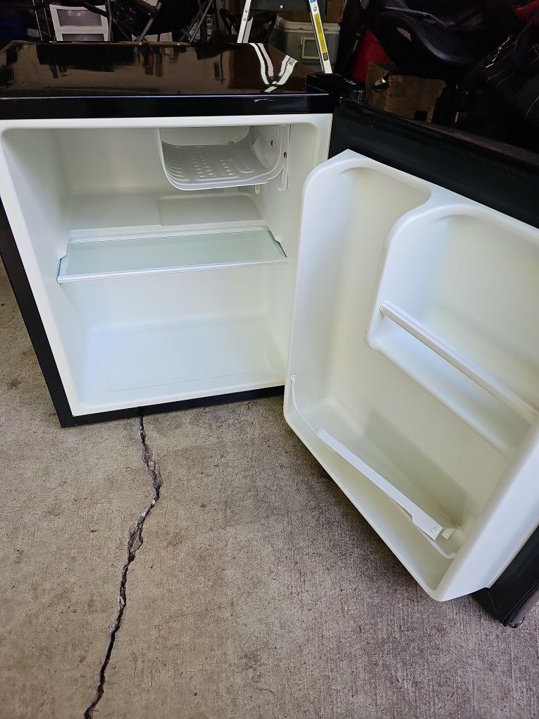 MINI FRIDGE REFRIGERATOR WORKS GREAT