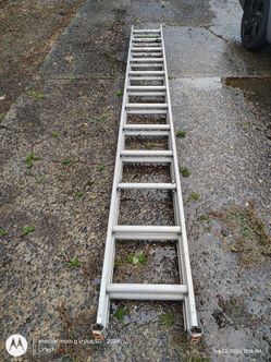 20' Aluminum lightweight extension ladder.