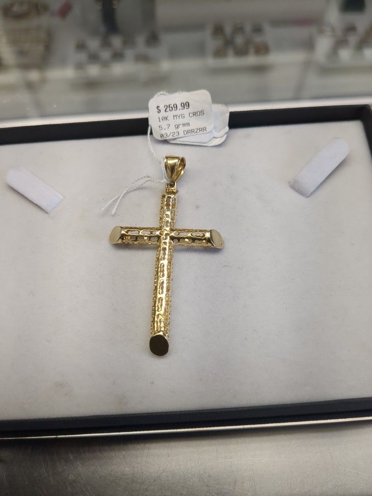 10k Gold Pendant 5.7 Grams If You Are Interested Please Ask For Maribel Thank You