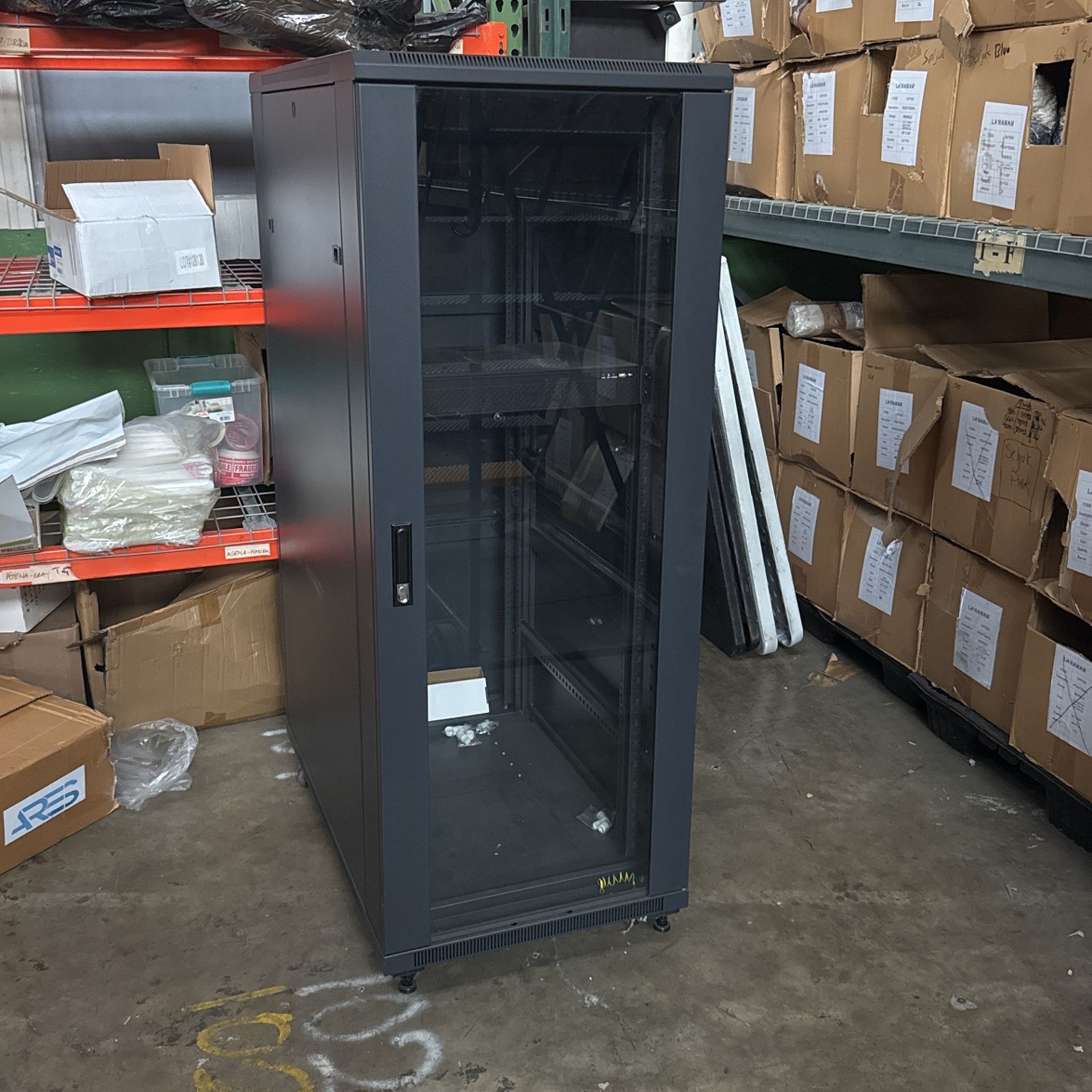 32u Rolling Server Rack, Almost New. No Damage.
