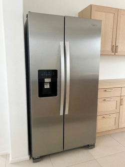 2025 Whirlpool Stainless Steel Refrigerator - Like New with Ice Maker - Perris, CA