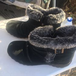 Nice insulated boots size 8 only $15 firm