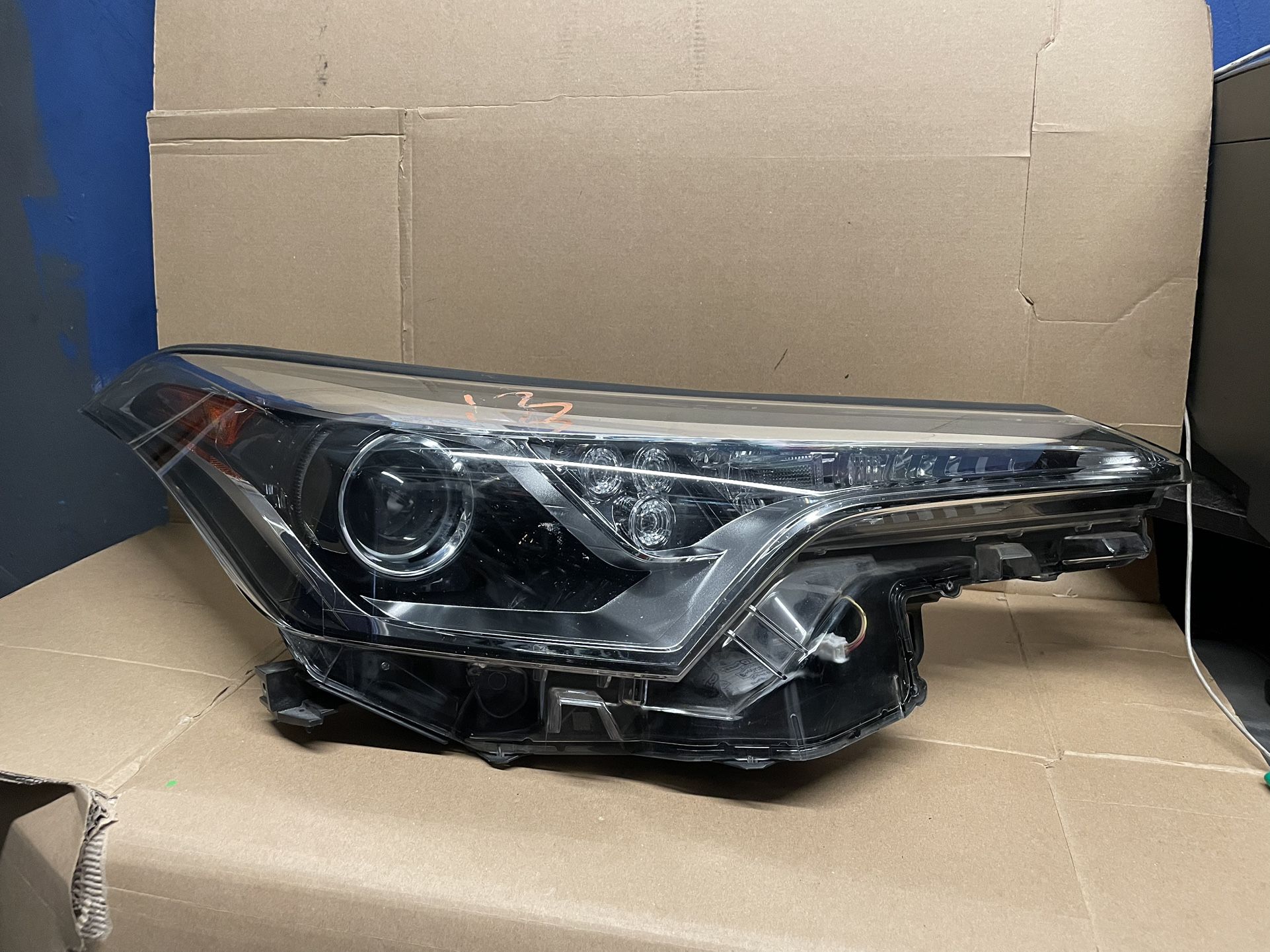 2018-2019 Toyota CHR Halogen W/LED Right Headlight Assembly OEM