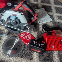 New circular saw battery and charger including