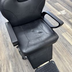Reclining barber and beautician chair, including TV 55 inches $200
