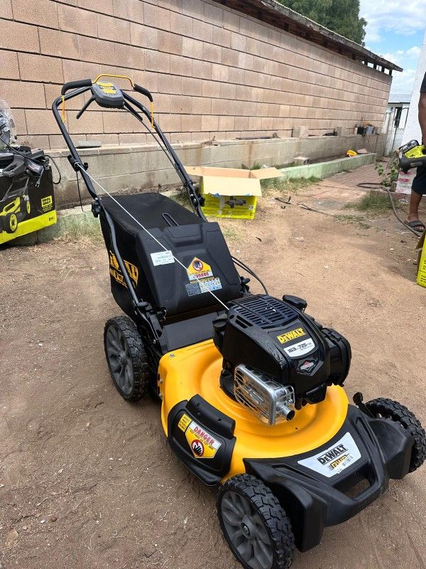 DEWALT
21 in. 163cc Briggs and Stratton 725Exi Engine Rear Wheel Drive 3-in-1 Gas Self Propelled Walk Behind Lawn Mower