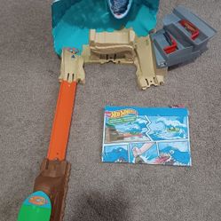 Hot Wheels City Car Shark Beach Battle Playset