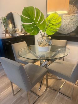 Modern Glass Dining Table Set with 4 Chairs – Excellent Condition -l Dorado furniture