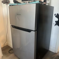 Hisense Compact Refrigerator with Freezer – Excellent Condition