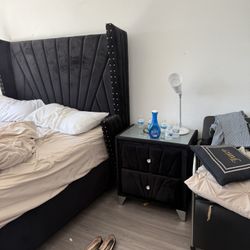 Queen Bedroom Set Like New $300 First Come First Serve