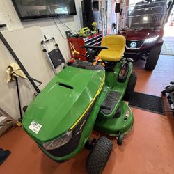 John Deere Riding Mower 15hrs