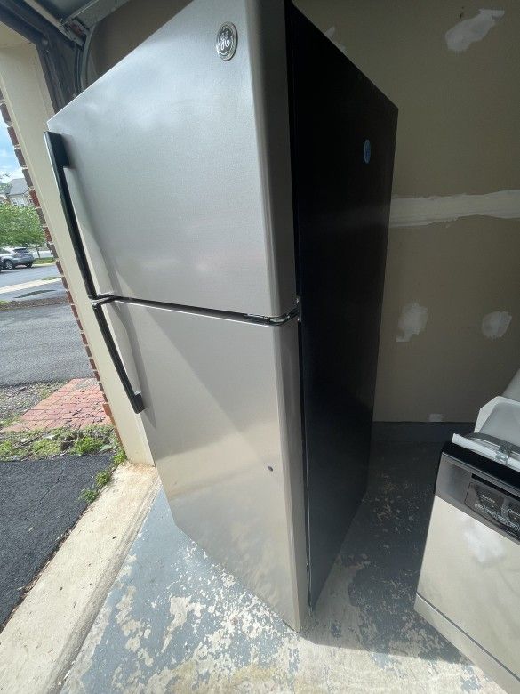 GE-17.5 Cu. Ft. Top-Freezer Refrigerator with Edge-to-Edge Glass Shelves - Stainless Steel