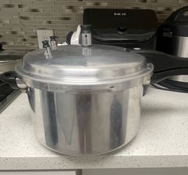 Alpine Cuisine aluminum pressure cooker in excellent working condition. Clean, well maintained, and ready to use. 10 QT