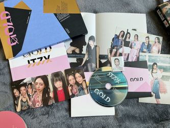 ITZY [ GOLD ] STANDARD VER.